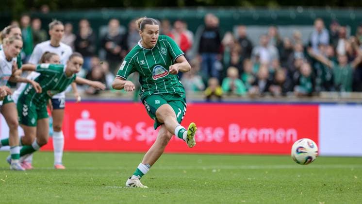 Torschützin Larissa Mühlhaus (SV Werder Bremen, 7) beim Elfmeter, Strafstoß, Spielszene, Action, Aktion, erzielt das Tor zum 1:0, Treffer, Highlight, Torerfolg, DIE DFB-RICHTLINIEN UNTERSAGEN JEGLICHE NUTZUNG VON FOTOS ALS SEQUENZBILDER UND ODER VIDEOÄHNLICHE FOTOSTRECKEN. DFB REGULATIONS PROHIBIT ANY USE OF PHOTOGRAPHS AS IMAGE SEQUENCES AND OR QUASI-VIDEO., 21.09.2025, Bremen (Deutschland), Fussball, Google Pixel Frauen-Bundesliga, SV Werder Bremen - TSG 1899 Hoffenheim