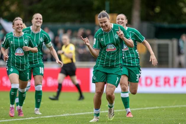 v.li.: Chiara D Angelo (SV Werder Bremen, 2), Lina Hausicke (SV Werder Bremen, 18), Torschützin Larissa Mühlhaus (SV Werder Bremen, 7) und Verena Wieder (SV Werder Bremen, 31) mit Torjubel, Jubel, jubeln, jubelt, optimistisch, Spielszene, Highlight, Freude über das Tor zum 1:0, DIE DFB-RICHTLINIEN UNTERSAGEN JEGLICHE NUTZUNG VON FOTOS ALS SEQUENZBILDER UND ODER VIDEOÄHNLICHE FOTOSTRECKEN. DFB REGULATIONS PROHIBIT ANY USE OF PHOTOGRAPHS AS IMAGE SEQUENCES AND OR QUASI-VIDEO., 21.09.2025, Bremen (Deutschland), Fussball, Google Pixel Frauen-Bundesliga, SV Werder Bremen - TSG 1899 Hoffenheim