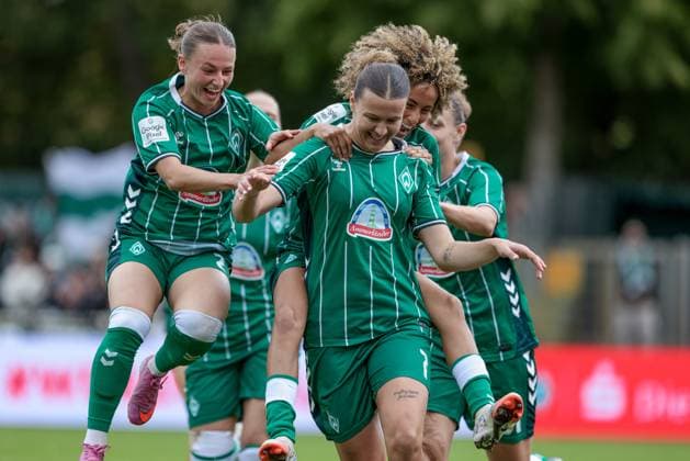 v.li.: Chiara D Angelo (SV Werder Bremen, 2), Torschützin Larissa Mühlhaus (SV Werder Bremen, 7) und Amira Arfaoui (SV Werder Bremen, 8) mit Torjubel, Jubel, jubeln, jubelt, optimistisch, Spielszene, Highlight, Freude über das Tor zum 1:0, DIE DFB-RICHTLINIEN UNTERSAGEN JEGLICHE NUTZUNG VON FOTOS ALS SEQUENZBILDER UND ODER VIDEOÄHNLICHE FOTOSTRECKEN. DFB REGULATIONS PROHIBIT ANY USE OF PHOTOGRAPHS AS IMAGE SEQUENCES AND OR QUASI-VIDEO., 21.09.2025, Bremen (Deutschland), Fussball, Google Pixel Frauen-Bundesliga, SV Werder Bremen - TSG 1899 Hoffenheim