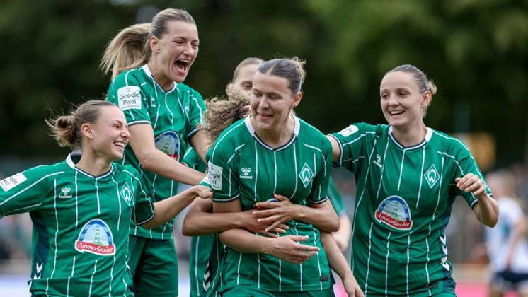 v.li.: Chiara D Angelo (SV Werder Bremen, 2), Medina Desic (SV Werder Bremen, 9), Torschützin Larissa Mühlhaus (SV Werder Bremen, 7) und Verena Wieder (SV Werder Bremen, 31) mit Torjubel, Jubel, jubeln, jubelt, optimistisch, Spielszene, Highlight, Freude über das Tor zum 1:0, DIE DFB-RICHTLINIEN UNTERSAGEN JEGLICHE NUTZUNG VON FOTOS ALS SEQUENZBILDER UND ODER VIDEOÄHNLICHE FOTOSTRECKEN. DFB REGULATIONS PROHIBIT ANY USE OF PHOTOGRAPHS AS IMAGE SEQUENCES AND OR QUASI-VIDEO., 21.09.2025, Bremen (Deutschland), Fussball, Google Pixel Frauen-Bundesliga, SV Werder Bremen - TSG 1899 Hoffenheim