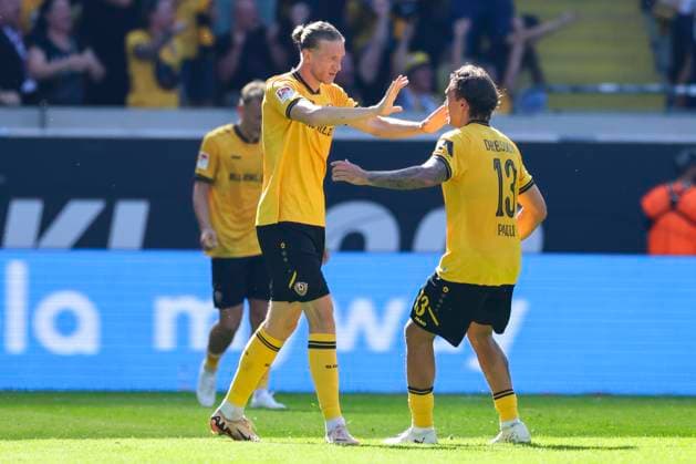 Vinko Sapina (Dynamo Dresden) bejubelt seinen Treffer zum 1:1 mit Julian Pauli (Dynamo Dresden), 2. Bundesliga, Dynamo Dresden v Hannover 96, Rudolf-Harbig-Stadion am 21. September 2025 in Dresden, Deutschland. (Foto von Marco Steinbrenner DeFodi Images) Vinko Sapina (Dynamo Dresden) celebrates after scoring his teams first goal with Julian Pauli (Dynamo Dresden), 2. Bundesliga, Dynamo Dresden v Hannover 96, Rudolf-Harbig-Stadion, September 21, 2025 in Dresden, Germany. (Photo by Marco Steinbrenner DeFodi Images) Vinko Sapina Dynamo Dresden celebrates after scoring his teams first goal with Julian Pauli Dynamo Dresden , 2 Bundesliga, Dynamo Dresden v Hannover 96, Rudolf Harbig Stadion on September 21, 2025 in Dresden, Germany Photo by Marco Steinbrenner DeFodi Images Vinko Sapina Dynamo Dresden celebrates after scoring his teams first goal with Julian Pauli Dynamo Dresden , 2 Bundesliga, Dynamo Dresden v Hannover 96, Rudolf Harbig Stadion, September 21, 2025 in Dresden, Germany Photo by Marco Steinbrenner DeFodi Images