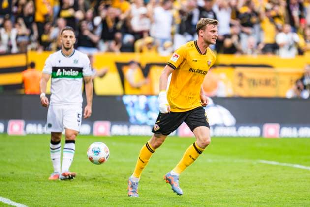 21.09.2025, xomx, Fussball 2.Bundesliga, Dynamo Dresden - Hannover 96 v.l. jubelt, Torjubel, Tor, Goal, Jubel, Freude, freuen zum 1:1 durch ein Eigentor von Virgil GhiÈ›Äƒ (Hannover 96). Christoph Daferner (Dynamo Dresden) (DFL DFB REGULATIONS PROHIBIT ANY USE OF PHOTOGRAPHS as IMAGE SEQUENCES and or QUASI-VIDEO) Dresden