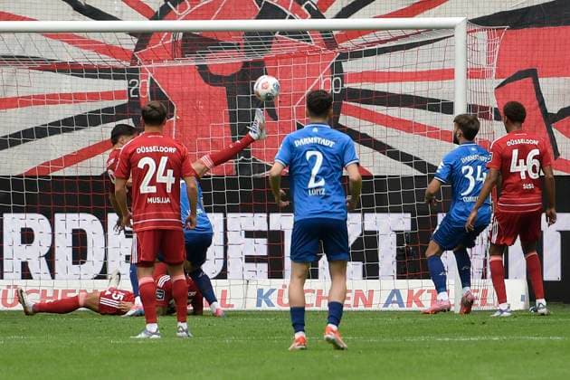 Strafraumszene Tor von Darmstadt zum 0:1, wurde von VAR zurückgenommen 21.09.2025 Fussball Fortuna Duesseldorf vs SV Darmstadt 98, Merkur Spiel-Arena, Duesseldorf, DFB DFL REGULATIONS PROHIBIT ANY USE OF PHOTOGRAPHS AS IMAGE SEQUENCES AND OR QUASI-VIDE