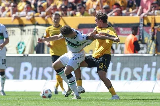 21.09.2025, xtgx, Fussball - 2.Bundesliga Dynamo Dresden - Hannover 96 emspor, v.l. Benedikt Pichler (Hannover, 11), Julian Pauli (Dresden, 13) Zweikampf, Duell, Kampf, tackle (DFL DFB REGULATIONS PROHIBIT ANY USE OF PHOTOGRAPHS as IMAGE SEQUENCES and or QUASI-VIDEO) Dresden
