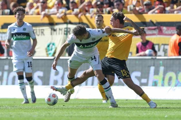 21.09.2025, xtgx, Fussball - 2.Bundesliga Dynamo Dresden - Hannover 96 emspor, v.l. Benedikt Pichler (Hannover, 11), Julian Pauli (Dresden, 13) Zweikampf, Duell, Kampf, tackle (DFL DFB REGULATIONS PROHIBIT ANY USE OF PHOTOGRAPHS as IMAGE SEQUENCES and or QUASI-VIDEO) Dresden