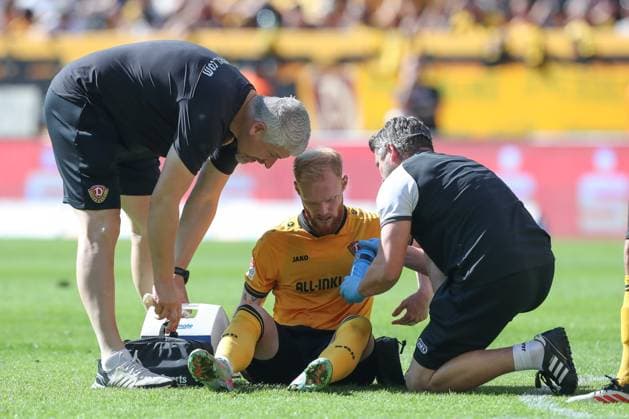 21.09.2025, xtgx, Fussball - 2.Bundesliga Dynamo Dresden - Hannover 96 emspor, v.l. Niklas Hauptmann (Dresden, 27) verletzt, Verletzung (DFL DFB REGULATIONS PROHIBIT ANY USE OF PHOTOGRAPHS as IMAGE SEQUENCES and or QUASI-VIDEO) Dresden