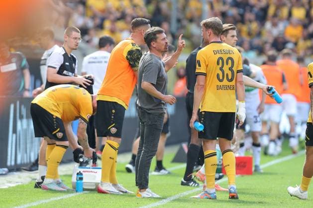 21.09.2025, xtgx, Fussball - 2.Bundesliga Dynamo Dresden - Hannover 96 emspor, v.l. Thomas Stamm (Dresden, Trainer) gibt Anweisungen, gestikuliert mit den Armen, gesticulate, gives instructions Christoph Daferner (Dresden, 33) (DFL DFB REGULATIONS PROHIBIT ANY USE OF PHOTOGRAPHS as IMAGE SEQUENCES and or QUASI-VIDEO) Dresden