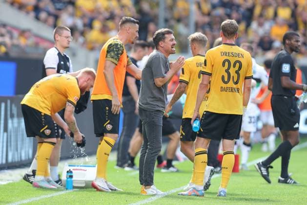 21.09.2025, xtgx, Fussball - 2.Bundesliga Dynamo Dresden - Hannover 96 emspor, v.l. Thomas Stamm (Dresden, Trainer) gibt Anweisungen, gestikuliert mit den Armen, gesticulate, gives instructions Christoph Daferner (Dresden, 33) (DFL DFB REGULATIONS PROHIBIT ANY USE OF PHOTOGRAPHS as IMAGE SEQUENCES and or QUASI-VIDEO) Dresden
