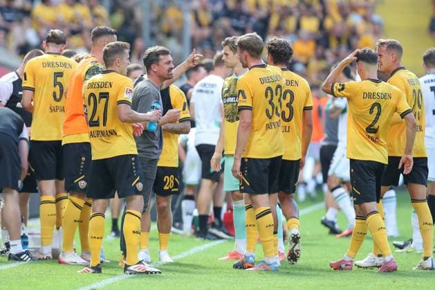 21.09.2025, xtgx, Fussball - 2.Bundesliga Dynamo Dresden - Hannover 96 emspor, v.l. Thomas Stamm (Dresden, Trainer) gibt Anweisungen, gestikuliert mit den Armen, gesticulate, gives instructions Christoph Daferner (Dresden, 33) (DFL DFB REGULATIONS PROHIBIT ANY USE OF PHOTOGRAPHS as IMAGE SEQUENCES and or QUASI-VIDEO) Dresden