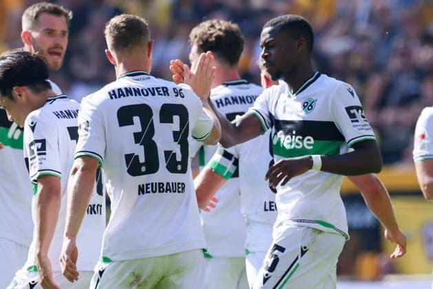 Noel Aseko (Hannover 96) bejubelt seinen Treffer zum 2:2 mit Maurice Neubauer (Hannover 96), 2. Bundesliga, Dynamo Dresden v Hannover 96, Rudolf-Harbig-Stadion am 21. September 2025 in Dresden, Deutschland. (Foto von Marco Steinbrenner DeFodi Images) Noel Aseko (Hannover 96) celebrates after scoring his teams second goal with Maurice Neubauer (Hannover 96), 2. Bundesliga, Dynamo Dresden v Hannover 96, Rudolf-Harbig-Stadion, September 21, 2025 in Dresden, Germany. (Photo by Marco Steinbrenner DeFodi Images) Noel Aseko Hannover 96 celebrates after scoring his teams second goal with Maurice Neubauer Hannover 96 , 2 Bundesliga, Dynamo Dresden v Hannover 96, Rudolf Harbig Stadion on September 21, 2025 in Dresden, Germany Photo by Marco Steinbrenner DeFodi Images Noel Aseko Hannover 96 celebrates after scoring his teams second goal with Maurice Neubauer Hannover 96 , 2 Bundesliga, Dynamo Dresden v Hannover 96, Rudolf Harbig Stadion, September 21, 2025 in Dresden, Germany Photo by Marco Steinbrenner DeFodi Images