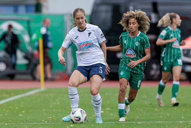 v.li.: Jamilla Rankin (TSG 1899 Hoffenheim, 5) und Amira Arfaoui (SV Werder Bremen, 8) im Zweikampf, Duell, Dynamik, Aktion, Action, Spielszene, DIE DFB-RICHTLINIEN UNTERSAGEN JEGLICHE NUTZUNG VON FOTOS ALS SEQUENZBILDER UND ODER VIDEOÄHNLICHE FOTOSTRECKEN. DFB REGULATIONS PROHIBIT ANY USE OF PHOTOGRAPHS AS IMAGE SEQUENCES AND OR QUASI-VIDEO., 21.09.2025, Bremen (Deutschland), Fussball, Google Pixel Frauen-Bundesliga, SV Werder Bremen - TSG 1899 Hoffenheim