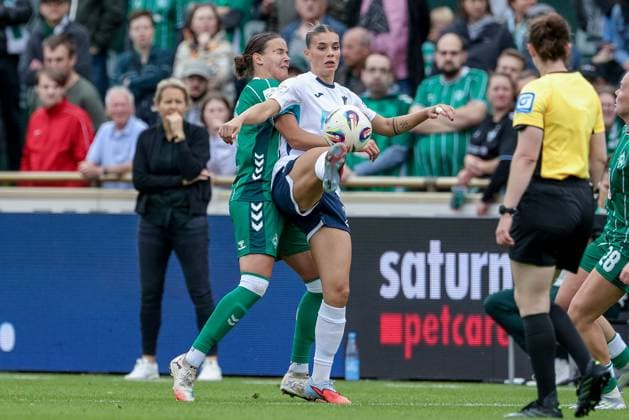 v.li.: Hanna Nemeth (SV Werder Bremen, 23) und Selina Cerci (TSG 1899 Hoffenheim, 29) im Zweikampf, Duell, Dynamik, Aktion, Action, Spielszene, DIE DFB-RICHTLINIEN UNTERSAGEN JEGLICHE NUTZUNG VON FOTOS ALS SEQUENZBILDER UND ODER VIDEOÄHNLICHE FOTOSTRECKEN. DFB REGULATIONS PROHIBIT ANY USE OF PHOTOGRAPHS AS IMAGE SEQUENCES AND OR QUASI-VIDEO., 21.09.2025, Bremen (Deutschland), Fussball, Google Pixel Frauen-Bundesliga, SV Werder Bremen - TSG 1899 Hoffenheim