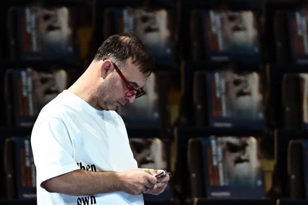 21.09.2025, xlakx, Handball Daikin HBL, Fuechse Berlin - MT Melsungen v.l. Bob Hanning (Fuechse Berlin Geschaeftsfuehrer) schaut auf sein Handy Berlin