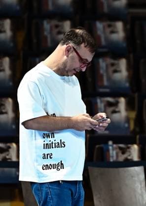 21.09.2025, xlakx, Handball Daikin HBL, Fuechse Berlin - MT Melsungen v.l. Bob Hanning (Fuechse Berlin Geschaeftsfuehrer) schaut auf sein Handy Berlin