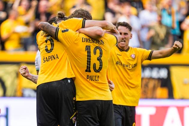 21.09.2025, xomx, Fussball 2.Bundesliga, Dynamo Dresden - Hannover 96 v.l. jubelt, Torjubel, Tor, Goal, Jubel, Freude, freuen zum 2:1 durch Nils Fröhling (Dynamo Dresden) (DFL DFB REGULATIONS PROHIBIT ANY USE OF PHOTOGRAPHS as IMAGE SEQUENCES and or QUASI-VIDEO) Dresden