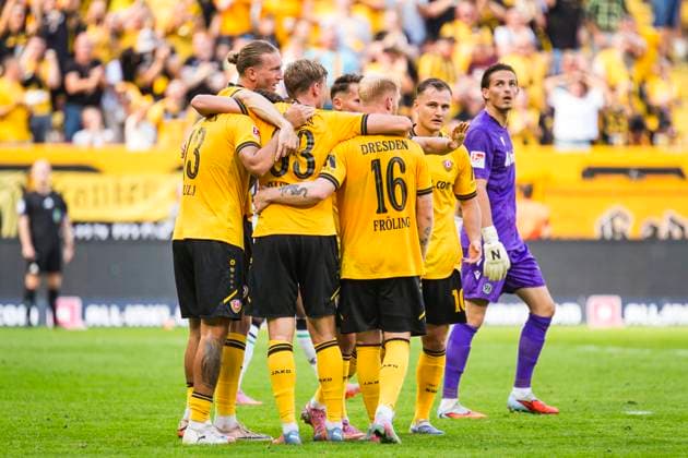 21.09.2025, xomx, Fussball 2.Bundesliga, Dynamo Dresden - Hannover 96 v.l. jubelt, Torjubel, Tor, Goal, Jubel, Freude, freuen zum 2:1 durch Nils Fröhling (Dynamo Dresden) (DFL DFB REGULATIONS PROHIBIT ANY USE OF PHOTOGRAPHS as IMAGE SEQUENCES and or QUASI-VIDEO) Dresden