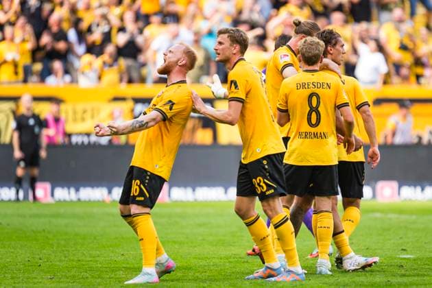 21.09.2025, xomx, Fussball 2.Bundesliga, Dynamo Dresden - Hannover 96 v.l. jubelt, Torjubel, Tor, Goal, Jubel, Freude, freuen zum 2:1 durch Nils Fröhling (Dynamo Dresden) (DFL DFB REGULATIONS PROHIBIT ANY USE OF PHOTOGRAPHS as IMAGE SEQUENCES and or QUASI-VIDEO) Dresden