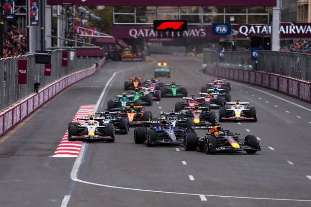 F1 - AZERBAIJAN GRAND PRIX 2025 Start 01 VERSTAPPEN Max (nld), Red Bull Racing RB21, action 55 SAINZ Carlos (spa), Williams Racing FW47, action 30 LAWSON Liam (nzl), Visa Cash App RB F1 Team VCARB02, action during the 2025 Formula 1 Qatar Airways Azerbaijan Grand Prix, 17th round of the 2025 FIA Formula One World Championship, WM, Weltmeisterschaft from September 19 to 21, 2025 on the Baku City Circuit, in Baku, Azerbaijan - Copyright: xEricxAlonsox