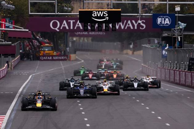 F1 - AZERBAIJAN GRAND PRIX 2025 Start 01 VERSTAPPEN Max (nld), Red Bull Racing RB21, action 55 SAINZ Carlos (spa), Williams Racing FW47, action during the 2025 Formula 1 Qatar Airways Azerbaijan Grand Prix, 17th round of the 2025 FIA Formula One World Championship, WM, Weltmeisterschaft from September 19 to 21, 2025 on the Baku City Circuit, in Baku, Azerbaijan - Copyright: xEricxAlonsox