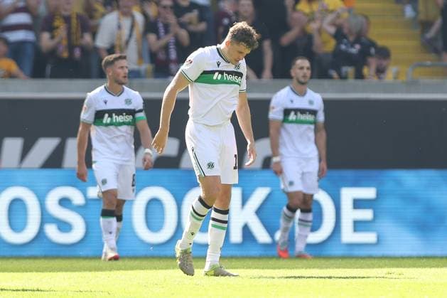 21.09.2025, xtgx, Fussball - 2.Bundesliga Dynamo Dresden - Hannover 96 emspor, v.l. Benedikt Pichler (Hannover, 11) enttaeuscht, schaut enttaeuscht, niedergeschlagen, disappointed (DFL DFB REGULATIONS PROHIBIT ANY USE OF PHOTOGRAPHS as IMAGE SEQUENCES and or QUASI-VIDEO) Dresden