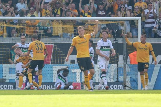 21.09.2025, xtgx, Fussball - 2.Bundesliga Dynamo Dresden - Hannover 96 emspor, v.l. Nils Froeling (Froeling, Dresden, 16) zum 2:1, Hannover enttaeuscht, schaut enttaeuscht, niedergeschlagen, disappointed (DFL DFB REGULATIONS PROHIBIT ANY USE OF PHOTOGRAPHS as IMAGE SEQUENCES and or QUASI-VIDEO) Dresden