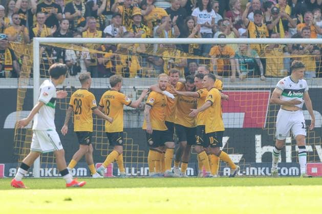 21.09.2025, xtgx, Fussball - 2.Bundesliga Dynamo Dresden - Hannover 96 emspor, v.l. Jubel nach dem 2:1 durch Nils Froeling (Froeling, Dresden, 16), Benedikt Pichler (Hannover, 11), Ime Okon (Hannover, 20) enttaeuscht, schaut enttaeuscht, niedergeschlagen, disappointed (DFL DFB REGULATIONS PROHIBIT ANY USE OF PHOTOGRAPHS as IMAGE SEQUENCES and or QUASI-VIDEO) Dresden