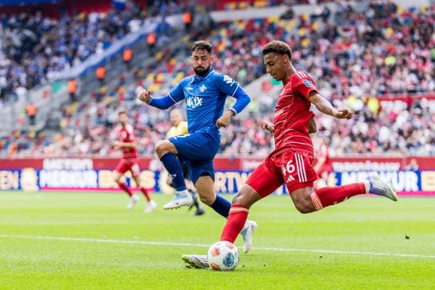 2. Fussball Bundesliga; Fortuna Düsseldorf 1895 - SV Darmstadt 98; 21.09.2025 Zweikampf Marco Richter (SV Darmstadt 98, 23), Sima Suso (Fortuna Düsseldorf, 46) 2. Fussball Bundesliga, Fortuna Düsseldorf 1895 - SV Darmstadt 98 Düsseldorf, Merkur Spiel-Arena am 21.09.2025 DFL REGULATIONS PROHIBIT ANY USE OF PHOTOGRAPHS AS IMAGE SEQUENCES AND OR QUASI-VIDEO.