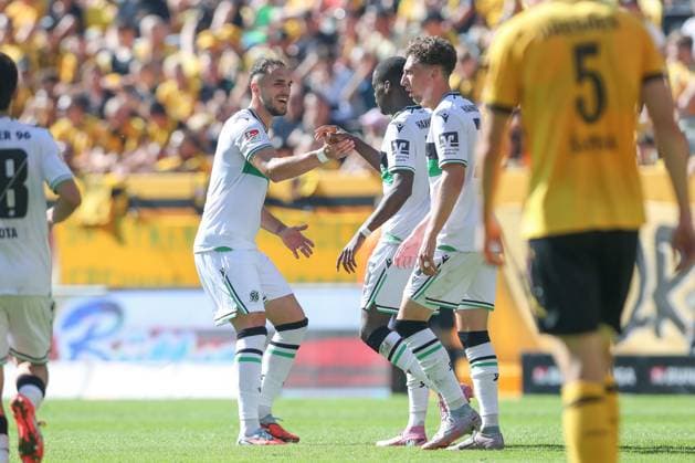 21.09.2025, xtgx, Fussball - 2.Bundesliga Dynamo Dresden - Hannover 96 emspor, v.l. Jubel nach dem 2:2 durch Noel Aseko (Hannover, 15) (DFL DFB REGULATIONS PROHIBIT ANY USE OF PHOTOGRAPHS as IMAGE SEQUENCES and or QUASI-VIDEO) Dresden