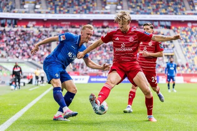 2. Fussball Bundesliga; Fortuna Düsseldorf 1895 - SV Darmstadt 98; 21.09.2025 Zweikampf Isac Alexi Sivert Lidberg (SV Darmstadt 98, 7), Jesper Daland (Fortuna Düsseldorf, 2) 2. Fussball Bundesliga, Fortuna Düsseldorf 1895 - SV Darmstadt 98 Düsseldorf, Merkur Spiel-Arena am 21.09.2025 DFL REGULATIONS PROHIBIT ANY USE OF PHOTOGRAPHS AS IMAGE SEQUENCES AND OR QUASI-VIDEO.