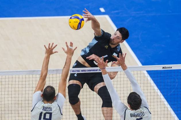 (250921) -- PASAY CITY, Sept. 21, 2025 -- Joaquin Galleyo (Back C) of Argentina competes during the round of 16 match between Italy and Argentina at the FIVB Men s World Championship, WM, Weltmeisterschaft 2025 in Pasay City, the Philippines, on Sept. 21, 2025. ) (SP)PHILIPPINES-QUEZON CITY-VOLLEYBALL-FIVB MEN S WORLD CHAMPIONSHIP 2025-ITA VS ARG ROUELLExUMALI 