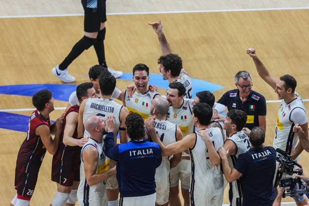 (250921) -- PASAY CITY, Sept. 21, 2025 -- Players of Italy celebrate after winning the round of 16 match between Italy and Argentina at the FIVB Men s World Championship, WM, Weltmeisterschaft 2025 in Pasay City, the Philippines, on Sept. 21, 2025. ) (SP)PHILIPPINES-QUEZON CITY-VOLLEYBALL-FIVB MEN S WORLD CHAMPIONSHIP 2025-ITA VS ARG ROUELLExUMALI 