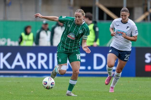Lina Hausicke (SV Werder Bremen, 18) am Ball, Einzelbild, Ganzkörper, Aktion, Action, Spielszene, DIE DFB-RICHTLINIEN UNTERSAGEN JEGLICHE NUTZUNG VON FOTOS ALS SEQUENZBILDER UND ODER VIDEOÄHNLICHE FOTOSTRECKEN. DFB REGULATIONS PROHIBIT ANY USE OF PHOTOGRAPHS AS IMAGE SEQUENCES AND OR QUASI-VIDEO., 21.09.2025, Bremen (Deutschland), Fussball, Google Pixel Frauen-Bundesliga, SV Werder Bremen - TSG 1899 Hoffenheim