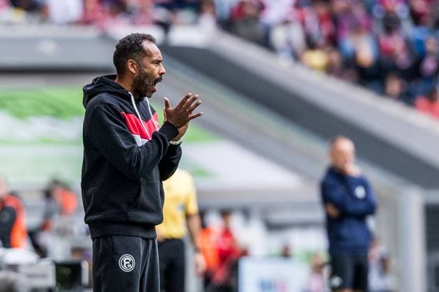 2. Fussball Bundesliga; Fortuna Düsseldorf 1895 - SV Darmstadt 98; 21.09.2025 Daniel Thioune (Trainer Fortuna Düsseldorf) brüllt und applaudiert 2. Fussball Bundesliga, Fortuna Düsseldorf 1895 - SV Darmstadt 98 Düsseldorf, Merkur Spiel-Arena am 21.09.2025 DFL REGULATIONS PROHIBIT ANY USE OF PHOTOGRAPHS AS IMAGE SEQUENCES AND OR QUASI-VIDEO.