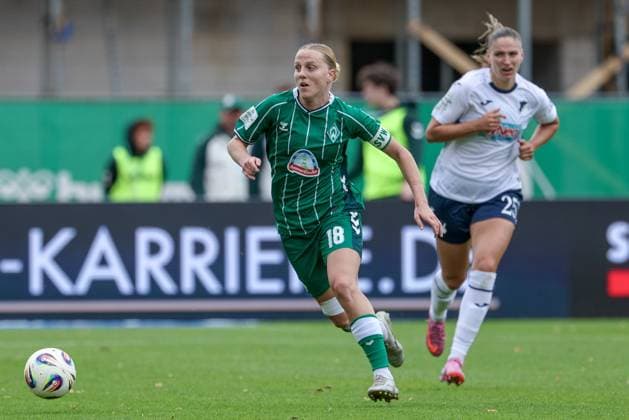 Lina Hausicke (SV Werder Bremen, 18) am Ball, Einzelbild, Ganzkörper, Aktion, Action, Spielszene, DIE DFB-RICHTLINIEN UNTERSAGEN JEGLICHE NUTZUNG VON FOTOS ALS SEQUENZBILDER UND ODER VIDEOÄHNLICHE FOTOSTRECKEN. DFB REGULATIONS PROHIBIT ANY USE OF PHOTOGRAPHS AS IMAGE SEQUENCES AND OR QUASI-VIDEO., 21.09.2025, Bremen (Deutschland), Fussball, Google Pixel Frauen-Bundesliga, SV Werder Bremen - TSG 1899 Hoffenheim