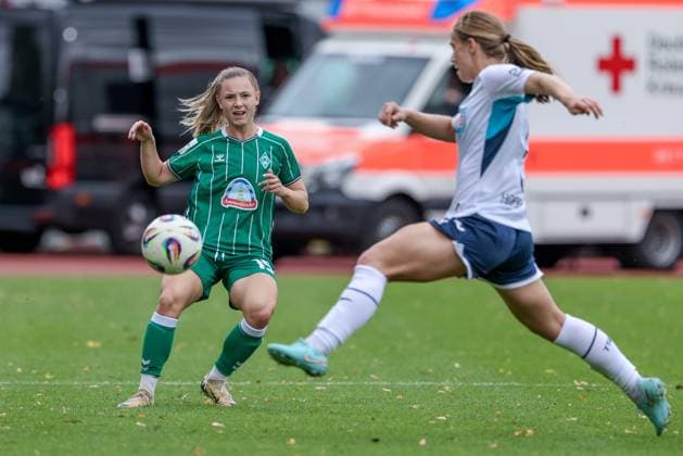 v.li.: Michelle Weiß (SV Werder Bremen, 15) und Jamilla Rankin (TSG 1899 Hoffenheim, 5) im Zweikampf, Duell, Dynamik, Aktion, Action, Spielszene, DIE DFB-RICHTLINIEN UNTERSAGEN JEGLICHE NUTZUNG VON FOTOS ALS SEQUENZBILDER UND ODER VIDEOÄHNLICHE FOTOSTRECKEN. DFB REGULATIONS PROHIBIT ANY USE OF PHOTOGRAPHS AS IMAGE SEQUENCES AND OR QUASI-VIDEO., 21.09.2025, Bremen (Deutschland), Fussball, Google Pixel Frauen-Bundesliga, SV Werder Bremen - TSG 1899 Hoffenheim