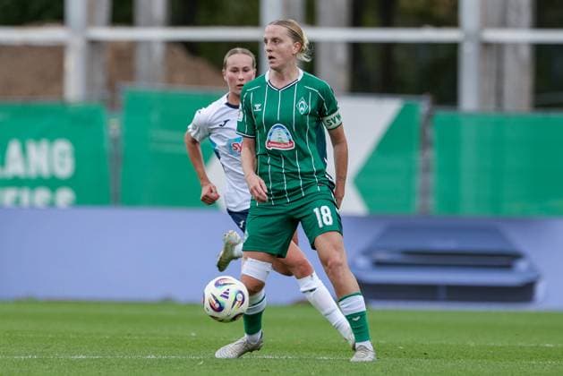 Lina Hausicke (SV Werder Bremen, 18) am Ball, Einzelbild, Ganzkörper, Aktion, Action, Spielszene, DIE DFB-RICHTLINIEN UNTERSAGEN JEGLICHE NUTZUNG VON FOTOS ALS SEQUENZBILDER UND ODER VIDEOÄHNLICHE FOTOSTRECKEN. DFB REGULATIONS PROHIBIT ANY USE OF PHOTOGRAPHS AS IMAGE SEQUENCES AND OR QUASI-VIDEO., 21.09.2025, Bremen (Deutschland), Fussball, Google Pixel Frauen-Bundesliga, SV Werder Bremen - TSG 1899 Hoffenheim