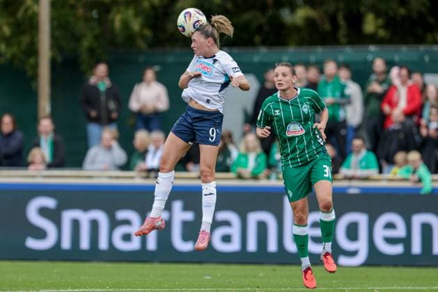 v.li.: Jill Janssens (TSG 1899 Hoffenheim, 9) und Verena Wieder (SV Werder Bremen, 31) im Kopfballduell, Kopfball, Zweikampf, Action, Aktion, Spielszene, DIE DFB-RICHTLINIEN UNTERSAGEN JEGLICHE NUTZUNG VON FOTOS ALS SEQUENZBILDER UND ODER VIDEOÄHNLICHE FOTOSTRECKEN. DFB REGULATIONS PROHIBIT ANY USE OF PHOTOGRAPHS AS IMAGE SEQUENCES AND OR QUASI-VIDEO., 21.09.2025, Bremen (Deutschland), Fussball, Google Pixel Frauen-Bundesliga, SV Werder Bremen - TSG 1899 Hoffenheim