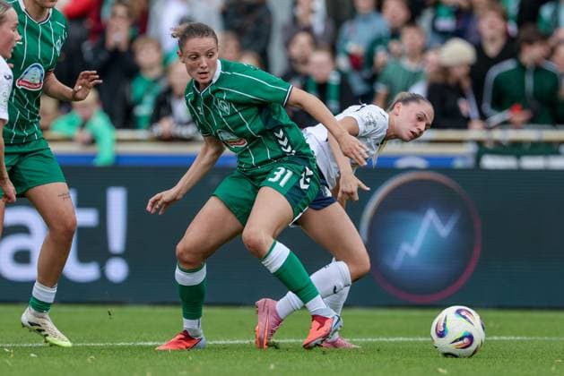 v.li.: Verena Wieder (SV Werder Bremen, 31) und Jill Janssens (TSG 1899 Hoffenheim, 9) im Zweikampf, Duell, Dynamik, Aktion, Action, Spielszene, DIE DFB-RICHTLINIEN UNTERSAGEN JEGLICHE NUTZUNG VON FOTOS ALS SEQUENZBILDER UND ODER VIDEOÄHNLICHE FOTOSTRECKEN. DFB REGULATIONS PROHIBIT ANY USE OF PHOTOGRAPHS AS IMAGE SEQUENCES AND OR QUASI-VIDEO., 21.09.2025, Bremen (Deutschland), Fussball, Google Pixel Frauen-Bundesliga, SV Werder Bremen - TSG 1899 Hoffenheim