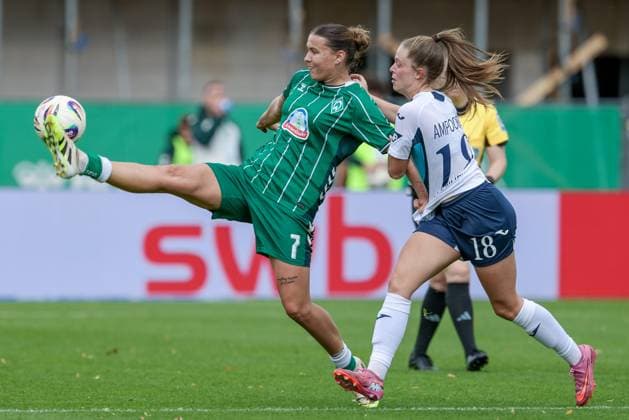 v.li.: Larissa Mühlhaus (SV Werder Bremen, 7) und Valesca Ampoorter (TSG 1899 Hoffenheim, 18) im Zweikampf, Duell, Dynamik, Aktion, Action, Spielszene, DIE DFB-RICHTLINIEN UNTERSAGEN JEGLICHE NUTZUNG VON FOTOS ALS SEQUENZBILDER UND ODER VIDEOÄHNLICHE FOTOSTRECKEN. DFB REGULATIONS PROHIBIT ANY USE OF PHOTOGRAPHS AS IMAGE SEQUENCES AND OR QUASI-VIDEO., 21.09.2025, Bremen (Deutschland), Fussball, Google Pixel Frauen-Bundesliga, SV Werder Bremen - TSG 1899 Hoffenheim