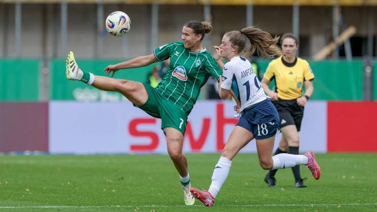 v.li.: Larissa Mühlhaus (SV Werder Bremen, 7) und Valesca Ampoorter (TSG 1899 Hoffenheim, 18) im Zweikampf, Duell, Dynamik, Aktion, Action, Spielszene, DIE DFB-RICHTLINIEN UNTERSAGEN JEGLICHE NUTZUNG VON FOTOS ALS SEQUENZBILDER UND ODER VIDEOÄHNLICHE FOTOSTRECKEN. DFB REGULATIONS PROHIBIT ANY USE OF PHOTOGRAPHS AS IMAGE SEQUENCES AND OR QUASI-VIDEO., 21.09.2025, Bremen (Deutschland), Fussball, Google Pixel Frauen-Bundesliga, SV Werder Bremen - TSG 1899 Hoffenheim