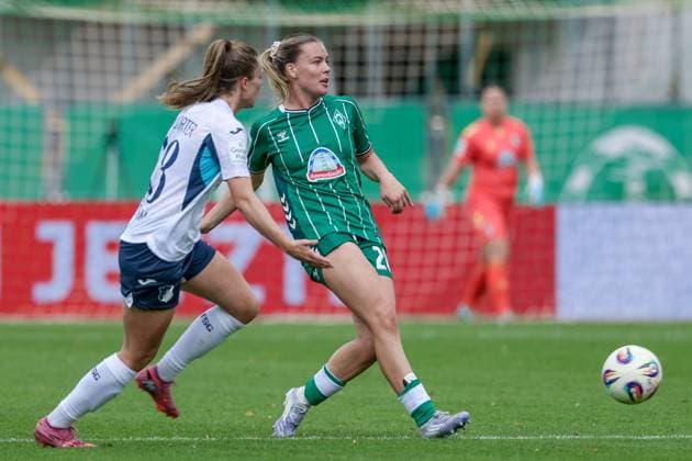 v.li.: Valesca Ampoorter (TSG 1899 Hoffenheim, 18) und Juliane Wirtz (SV Werder Bremen, 28) am Ball, Einzelbild, Ganzkörper, Aktion, Action, Spielszene, DIE DFB-RICHTLINIEN UNTERSAGEN JEGLICHE NUTZUNG VON FOTOS ALS SEQUENZBILDER UND ODER VIDEOÄHNLICHE FOTOSTRECKEN. DFB REGULATIONS PROHIBIT ANY USE OF PHOTOGRAPHS AS IMAGE SEQUENCES AND OR QUASI-VIDEO., 21.09.2025, Bremen (Deutschland), Fussball, Google Pixel Frauen-Bundesliga, SV Werder Bremen - TSG 1899 Hoffenheim