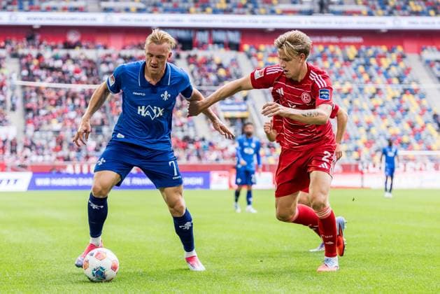 2. Fussball Bundesliga; Fortuna Düsseldorf 1895 - SV Darmstadt 98; 21.09.2025 Zweikampf Isac Alexi Sivert Lidberg (SV Darmstadt 98, 7), Jesper Daland (Fortuna Düsseldorf, 2) 2. Fussball Bundesliga, Fortuna Düsseldorf 1895 - SV Darmstadt 98 Düsseldorf, Merkur Spiel-Arena am 21.09.2025 DFL REGULATIONS PROHIBIT ANY USE OF PHOTOGRAPHS AS IMAGE SEQUENCES AND OR QUASI-VIDEO.