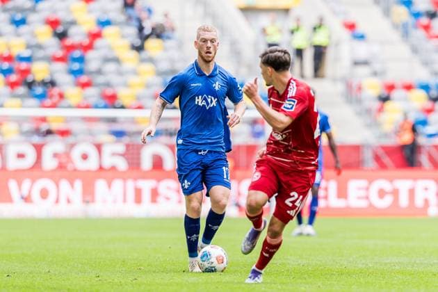 2. Fussball Bundesliga; Fortuna Düsseldorf 1895 - SV Darmstadt 98; 21.09.2025 Zweikampf Kai Klefisch (SV Darmstadt 98, 17), Florent Muslija (Fortuna Düsseldorf, 24) 2. Fussball Bundesliga, Fortuna Düsseldorf 1895 - SV Darmstadt 98 Düsseldorf, Merkur Spiel-Arena am 21.09.2025 DFL REGULATIONS PROHIBIT ANY USE OF PHOTOGRAPHS AS IMAGE SEQUENCES AND OR QUASI-VIDEO.