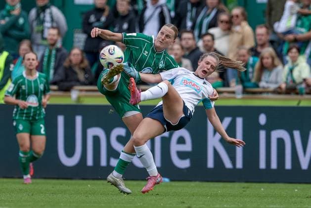 v.li.: Lina Hausicke (SV Werder Bremen, 18) und Valesca Ampoorter (TSG 1899 Hoffenheim, 18) im Zweikampf, Duell, Dynamik, Aktion, Action, Spielszene, DIE DFB-RICHTLINIEN UNTERSAGEN JEGLICHE NUTZUNG VON FOTOS ALS SEQUENZBILDER UND ODER VIDEOÄHNLICHE FOTOSTRECKEN. DFB REGULATIONS PROHIBIT ANY USE OF PHOTOGRAPHS AS IMAGE SEQUENCES AND OR QUASI-VIDEO., 21.09.2025, Bremen (Deutschland), Fussball, Google Pixel Frauen-Bundesliga, SV Werder Bremen - TSG 1899 Hoffenheim