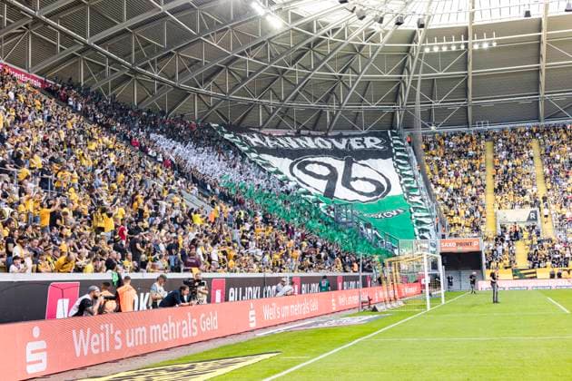 21.09.2025, xomx, Fussball 2.Bundesliga, Dynamo Dresden - Hannover 96 v.l. Fans H96 mit einem Banner, Fahnen. Choreo. (DFL DFB REGULATIONS PROHIBIT ANY USE OF PHOTOGRAPHS as IMAGE SEQUENCES and or QUASI-VIDEO) Dresden