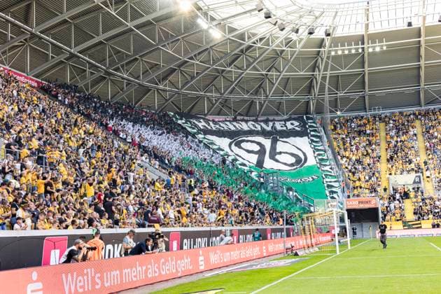 21.09.2025, xomx, Fussball 2.Bundesliga, Dynamo Dresden - Hannover 96 v.l. Fans H96 mit einem Banner, Fahnen. Choreo. (DFL DFB REGULATIONS PROHIBIT ANY USE OF PHOTOGRAPHS as IMAGE SEQUENCES and or QUASI-VIDEO) Dresden