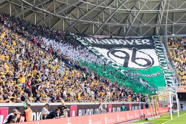 21.09.2025, xomx, Fussball 2.Bundesliga, Dynamo Dresden - Hannover 96 v.l. Fans H96 mit einem Banner, Fahnen. Choreo. (DFL DFB REGULATIONS PROHIBIT ANY USE OF PHOTOGRAPHS as IMAGE SEQUENCES and or QUASI-VIDEO) Dresden