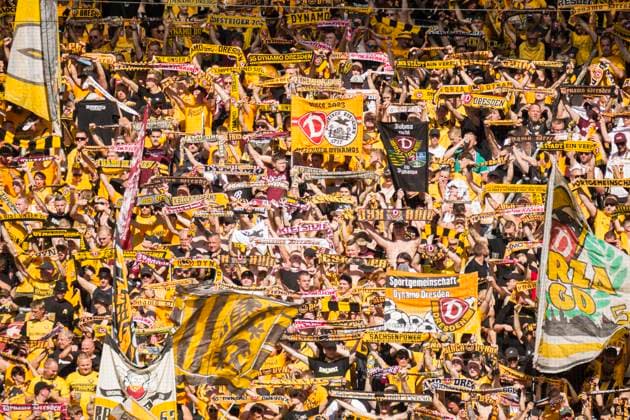 21.09.2025, xomx, Fussball 2.Bundesliga, Dynamo Dresden - Hannover 96 v.l. Fans SGD im K-Block it Fahnen, Bannern und Schals. (DFL DFB REGULATIONS PROHIBIT ANY USE OF PHOTOGRAPHS as IMAGE SEQUENCES and or QUASI-VIDEO) Dresden