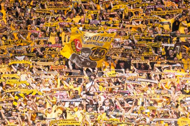 21.09.2025, xomx, Fussball 2.Bundesliga, Dynamo Dresden - Hannover 96 v.l. Fans SGD im K-Block it Fahnen, Bannern und Schals. (DFL DFB REGULATIONS PROHIBIT ANY USE OF PHOTOGRAPHS as IMAGE SEQUENCES and or QUASI-VIDEO) Dresden