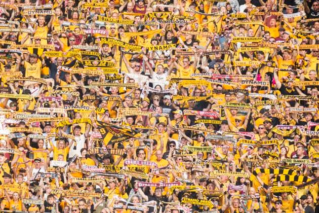 21.09.2025, xomx, Fussball 2.Bundesliga, Dynamo Dresden - Hannover 96 v.l. Fans SGD im K-Block it Fahnen, Bannern und Schals. (DFL DFB REGULATIONS PROHIBIT ANY USE OF PHOTOGRAPHS as IMAGE SEQUENCES and or QUASI-VIDEO) Dresden